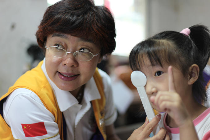 mulher e criança asiática exame de visão, vista