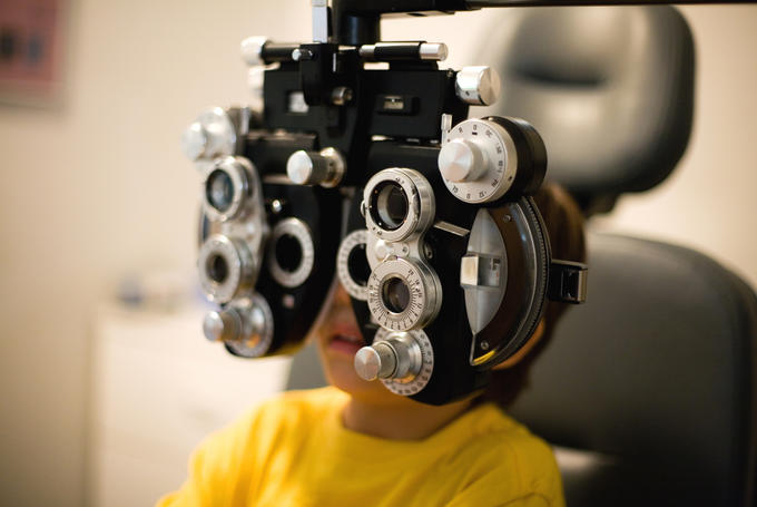 Criança fazendo exame de visão, vista
